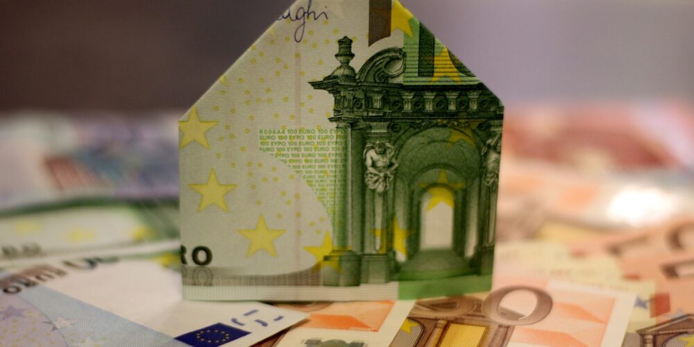 Crédit immobilier : billet de 100€ plié en forme de maison